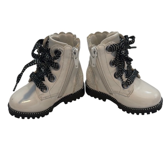 Cynthia Rowley Toddler White and Black Lace-Up Boots Size 5 - Picture 2 of 10